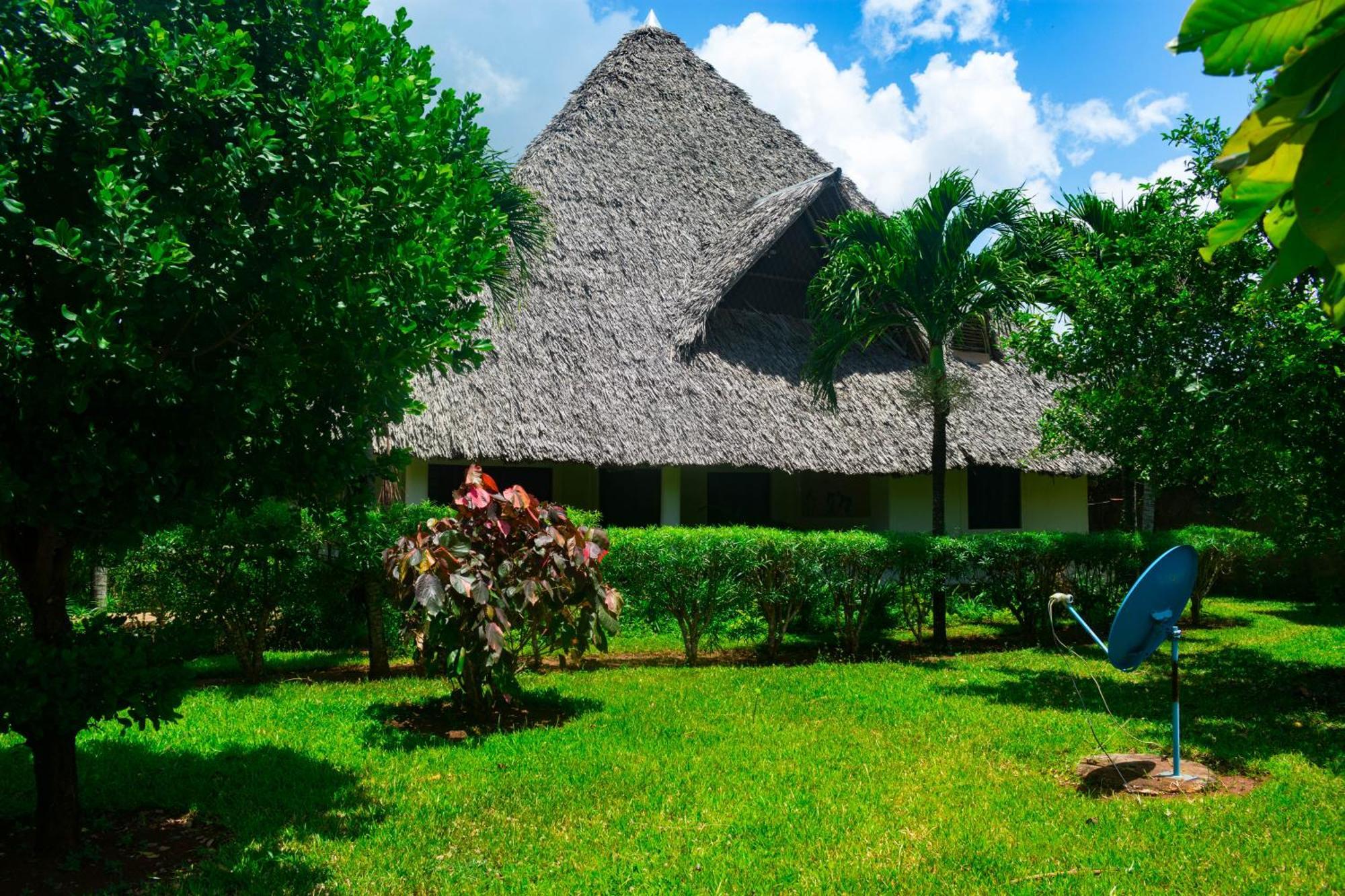 Villas Dora And Holly Playa de Diani Exterior foto